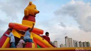 Keceriaan Anak-anak di Bantaran Kanal Barat