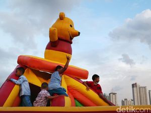 Keceriaan Anak-anak di Bantaran Kanal Barat