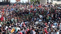 Ribuan orang mengantre untuk mendapatkan tiket final Piala AFF 2016.