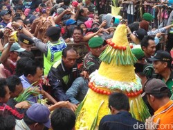 Siraman Gong Kyai Pradah di Blitar Dipadati Ribuan Pengunjung
