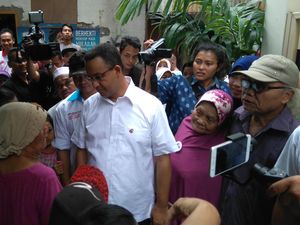 Blusukan ke Pademangan, Anies Diminta Bantu Nenek Tua yang Katarak