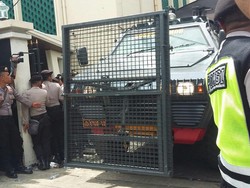 Ahok Tinggalkan Lokasi, Massa Masih Bertahan di Depan Gedung Pengadilan