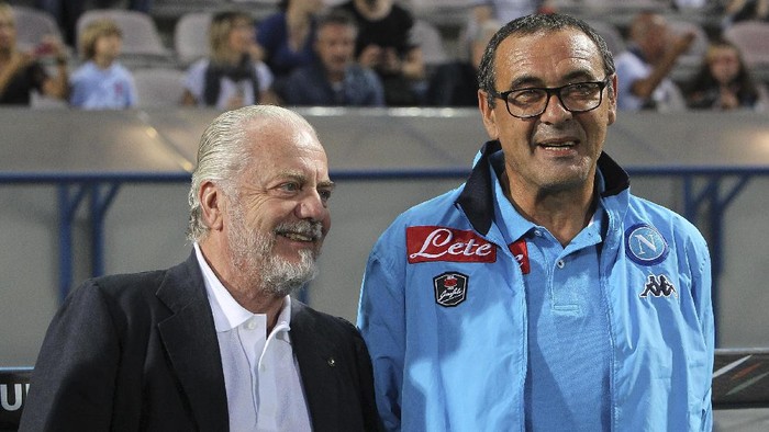 REGGIO NELLEMILIA, ITALY - AUGUST 23:  SSC Napoli president Aurelio De Laurentiis and SSC Napoli coach Maurizio Sarri look on before the Serie A match between US Sassuolo Calcio and SSC Napoli at Mapei Stadium - Citt? del Tricolore on August 23, 2015 in Reggio nellEmilia, Italy.  (Photo by Marco Luzzani/Getty Images)