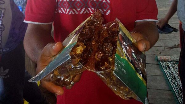 Korban Gempa Aceh Terima Bantuan Kurma