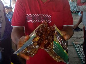 Korban Gempa Aceh Terima Bantuan Kurma