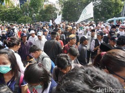 Sidang Ahok Dimulai, Massa di Depan Eks Gedung PN Jakpus Lantunkan Takbir