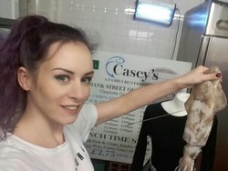 Menjijikan, Desainer Ini Buat Gaun dari Bahan Ikan Mentah