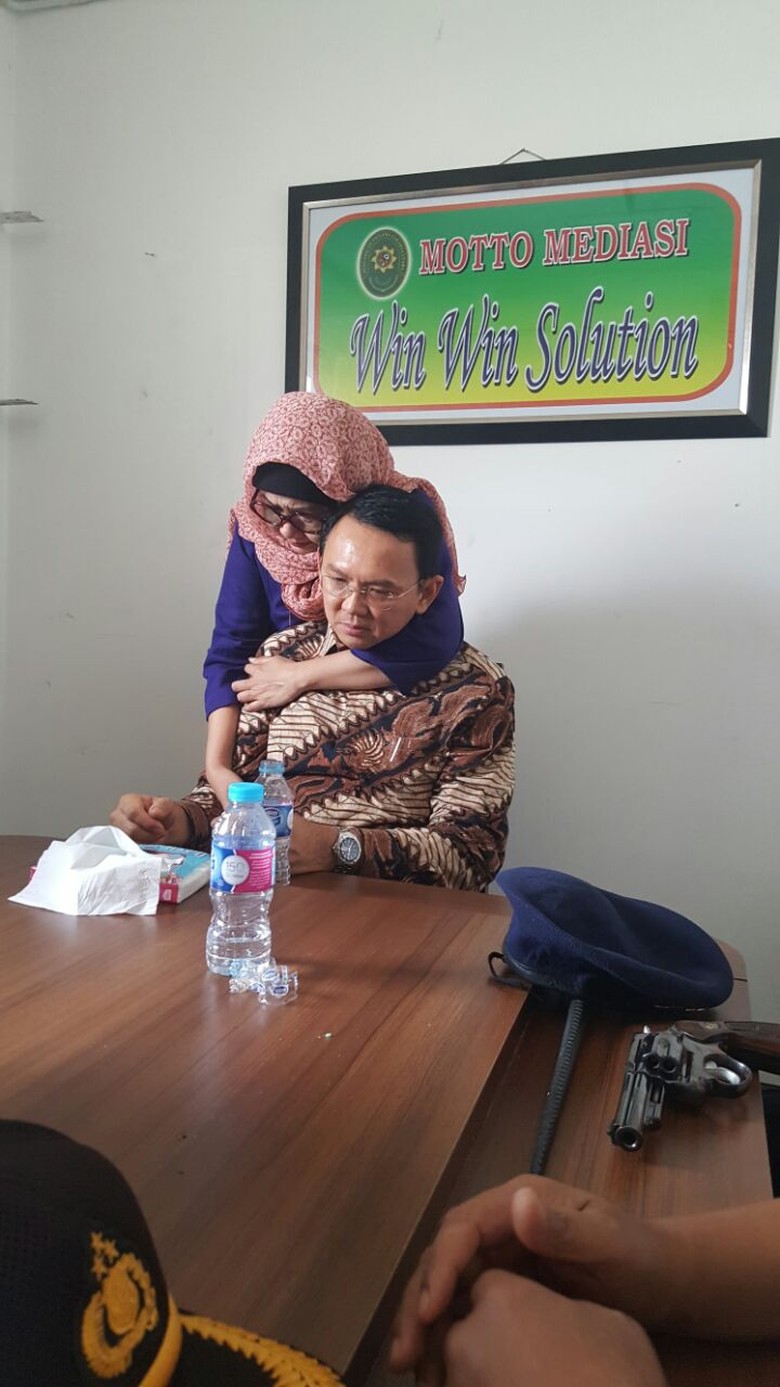 Ketika Ahok Emosional di Sidang Perdana, Menangis dan Dipeluk Kakak Angkat