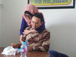 Raut Sedih di Wajah Ahok dan Pelukan Kakak Angkat Usai Sidang