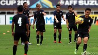 Tak hanya menjajal stadion, Timnas Thailand juga menjalani latihan terakhir jelang final esok.