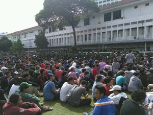 Antrian Tak Tertib, Penjualan Tiket Timnas Disetop