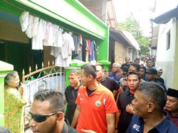 Disambut Jakmania di Kebagusan, Agus Yudhoyono Dipakaikan Kaus Persija