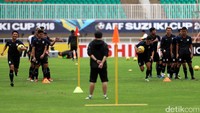 Timnas Thailand saat menjajal Stadion Pakansari, Selasa (13/12/2016).