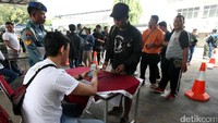 Seperti diberitakan sebelumnya, untuk laga final Piala AFF tiket dijual dengan dua metode yakni offline dan online. Hanya tiket Kategori 3 yang dijual secara langsung, sementara dua kategori lainnya harus dibeli secara online.