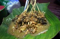 Mau yang Hangat Gurih? Yuk, Jajan Sate Padang Enak di Tempat Ini