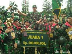 Pelukan Mayjen Doni Bawa Kodam Pattimura Juara Lomba Peleton Tangkas