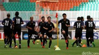 Kiatisuk menegaskan bahwa pasukannya harus waspada melawan Indonesia karena memiliki pemain-pemain yang bisa membahayakan. Tapi ia pun sudah siap karena seluruh pemainnya dalam kondisi prima.