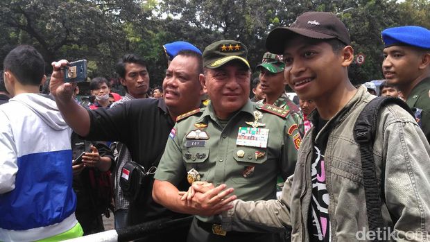 Serba-serbi Antre Tiket, Selfie Bareng Edy Rahmayadi dan Kunci yang Hilang