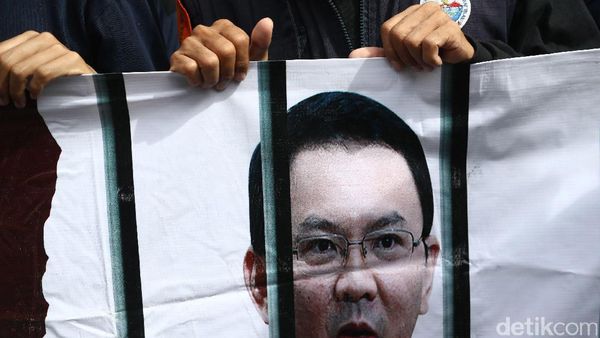 Pendukung dan Penolak Ahok Lakukan Aksi