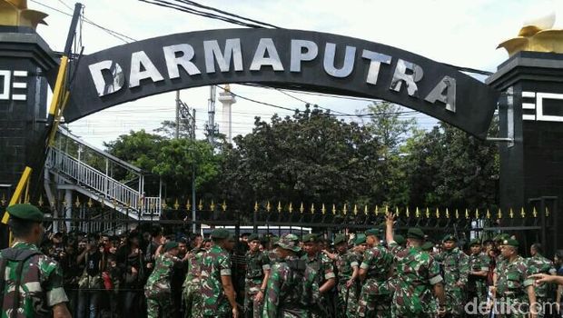Gerbang Utama Markas Kostrad Hampir Roboh