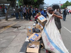 Usai Kumpulkan Sampah, Massa di Depan Eks Gedung PN Jakpus Bubar