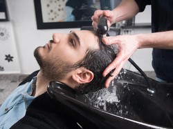 Pria Ini Mengaku Terkena Stroke Usai Rambutnya Dikeramas di Salon