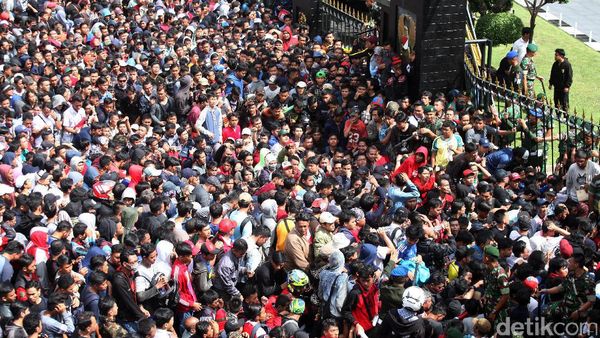 Ribuan Orang Mengantre Tiket Final Piala AFF