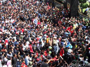 Ribuan Orang Mengantre Tiket Final Piala AFF