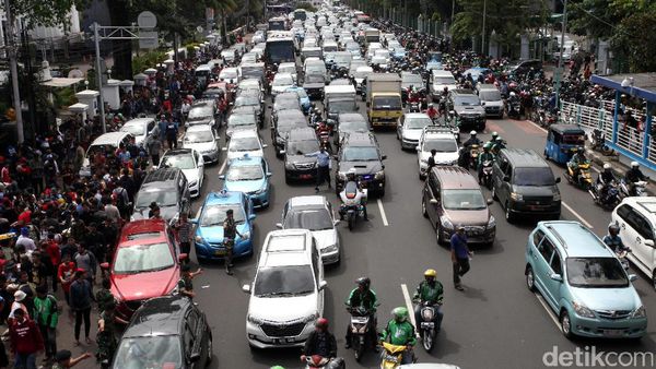 Warga Antre Tiket, Jalan Merdeka Timur Macet