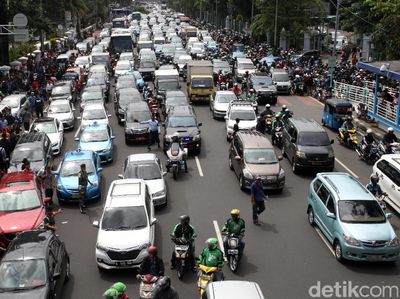 Warga Antre Tiket, Jalan Merdeka Timur Macet