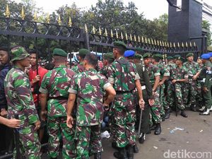 Suporter Tak Tertib, Gerbang Utama Markas Kostrad Hampir Roboh