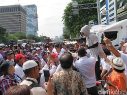 Saat Warga Tak Menyangka Ahok Menangis di Sidang Perdana
