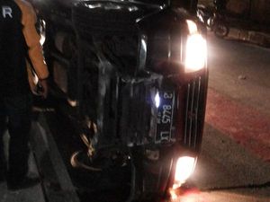 Tabrak Pembatas Jalan di Flyover Kuningan, Mobil Outlander Ini Ringsek