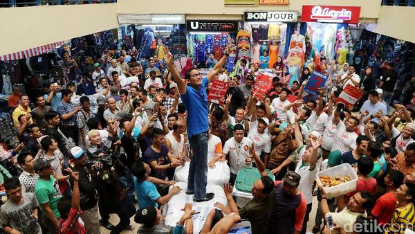 Sandiaga Kampanye di Pasar Cipulir