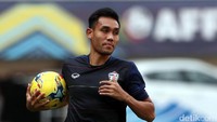 Teerasil Dangda saat jalani latihan di Stadion Pakansari.