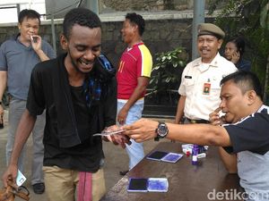 Tenteng Sandal Jepit, Suporter Ini Kegirangan Dapat Tiket Final