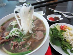 Makan Siang di Setiabudi One Bisa Cicip Pho Segar Khas Vietnam dan Nasi Kari yang Sedap