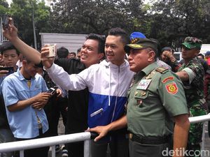 Serba-serbi Antre Tiket, Selfie Bareng Edy Rahmayadi dan Kunci yang Hilang
