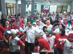 Hendak Pulang Kampanye, Anies Diajak Joget oleh Ibu-ibu di Rusun