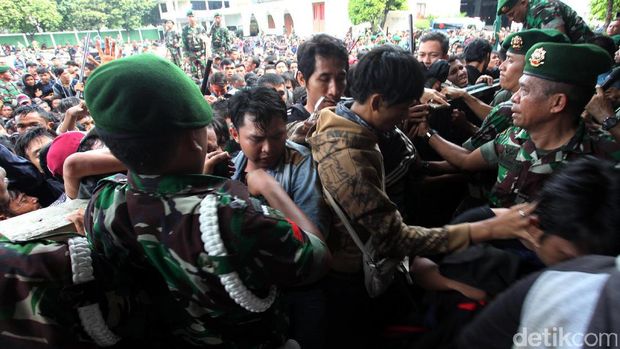 Suporter Pengantre Tiket Bertumbangan