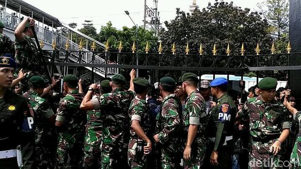 Gerbang Utama Markas Kostrad Hampir Roboh