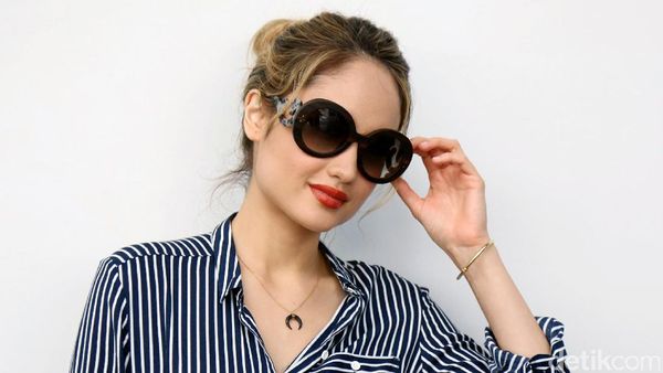 Cantiknya Cinta Laura dengan Kacamata Hitam