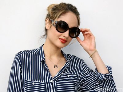 Cantiknya Cinta Laura dengan Kacamata Hitam