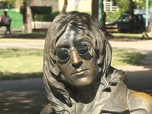 Inikah Pekerjaan Paling Aneh di Dunia? Penjaga Kacamata Patung John Lennon