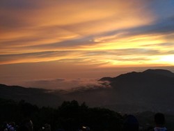 Golden Sunrise yang Terlalu Indah untuk Dilewatkan