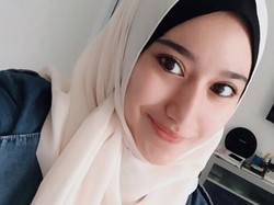 Foto: Cantiknya Chacha, Putri Cindy Fatikasari dengan Gaya Jilbab Panjang