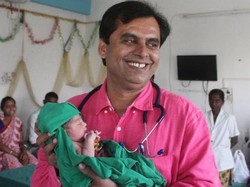 Dokter Ini Tak Pasang Tarif untuk Persalinan Bayi Perempuan