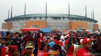 Sekitar stadion dipadati suporter timnas Indonesia.