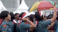 Prajurit wanita TNI mengabadikan suasana di sekitar stadion.