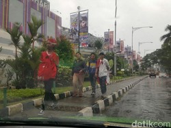 Diiringi Hujan, Suporter Mulai Berdatangan Menuju Stadion Pakansari